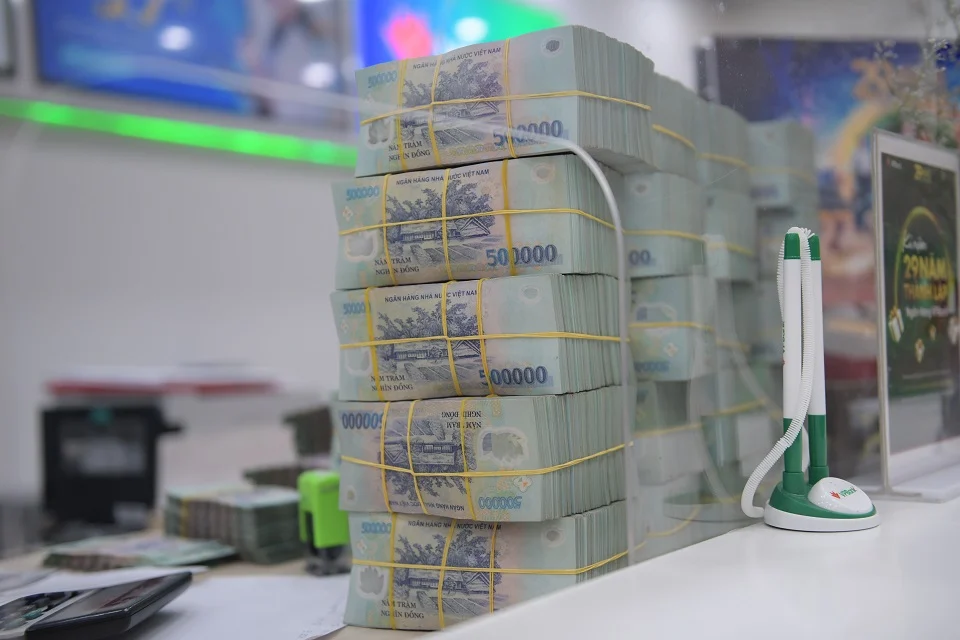 Tổng lãi thuần từ dịch vụ tại 28 ngân hàng đã tăng trưởng hơn 50% so với cùng kỳ năm trước mang về 52.627 tỷ đồng trong nửa đầu năm.