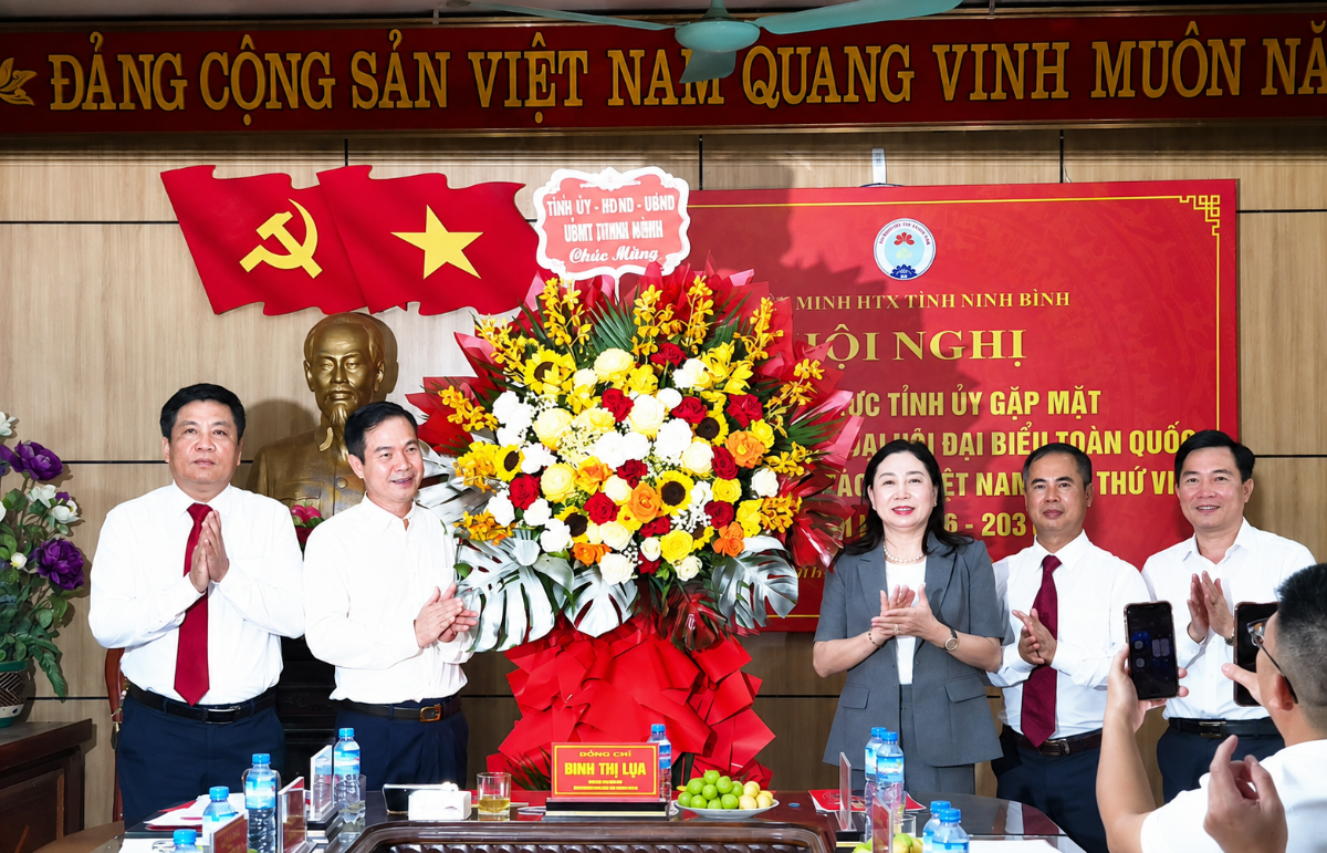 Bà Đinh Thị Lụa, Phó Bí thư Thường trực Tỉnh ủy, Chủ tịch Ủy ban Mặt trận Tổ quốc Việt Nam tỉnh tặng hoa đoàn đại biểu.