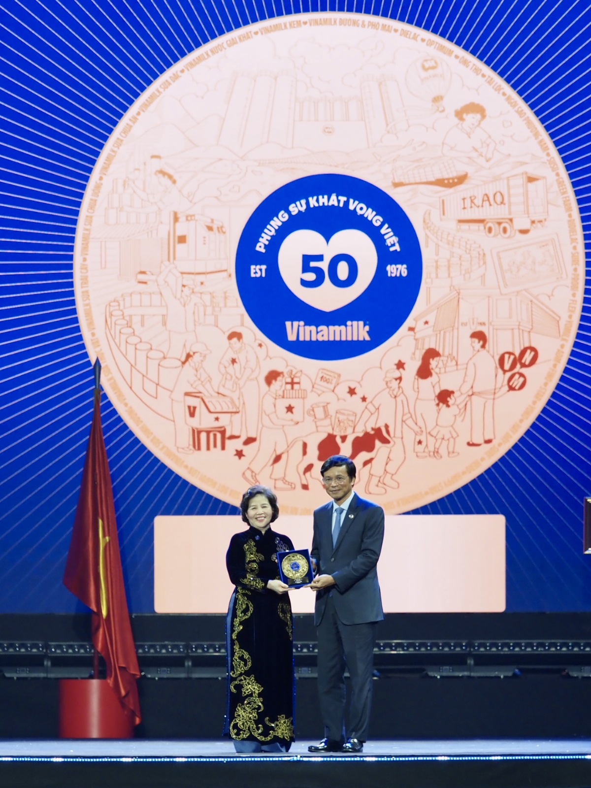 Chủ tịch HĐQT Vinamilk Nguyễn Hạnh Phúc trao Kỷ niệm chương 50 năm cống hiến trọn đời cho Tổng Giám đốc Mai Kiều Liên. Ảnh: Vi Nam