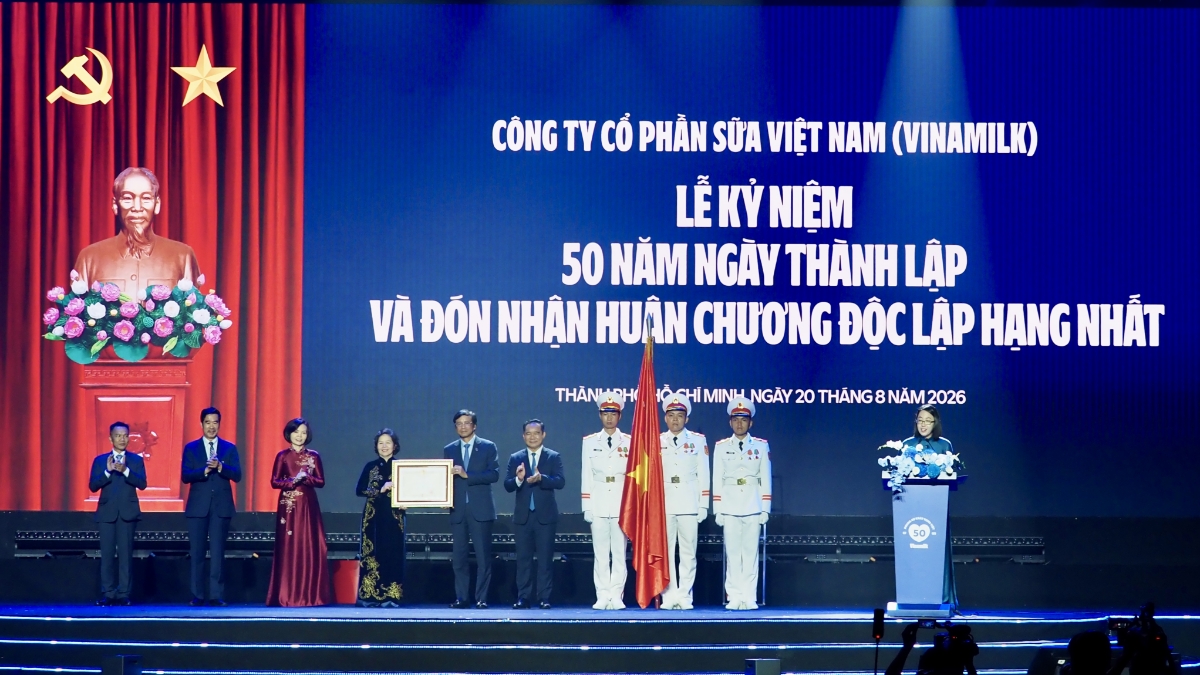 Ông Nguyễn Văn Được, Ủy viên BCH Trung ương Đảng, Phó Bí thư Thành ủy, Chủ tịch UBND TP.HCM trao Huân chương Độc lập hạng Nhất cho Vinamilk. Ảnh: Vi Nam