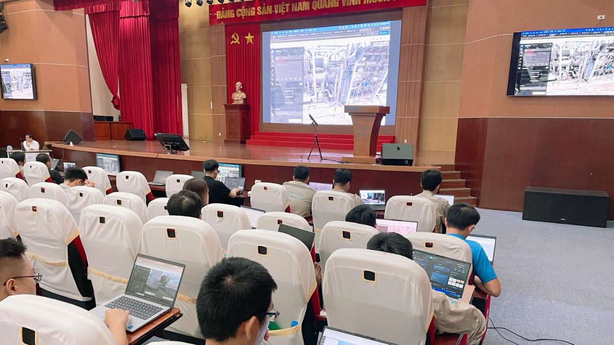 Đội ngũ PVFCCo thực hành khai thác không gian nhà máy số, tra cứu thông tin tài sản và làm quen với các chức năng của hệ thống Digital Twin trong buổi đào tạo.