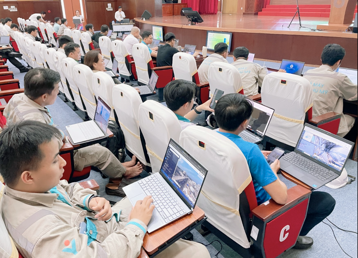 FPT hướng dẫn đội ngũ PVFCCo sử dụng hệ thống Digital Twin 360, một bước trong quá trình triển khai và đưa sáng kiến số vào thực tế vận hành tại Nhà máy Đạm Phú Mỹ.
