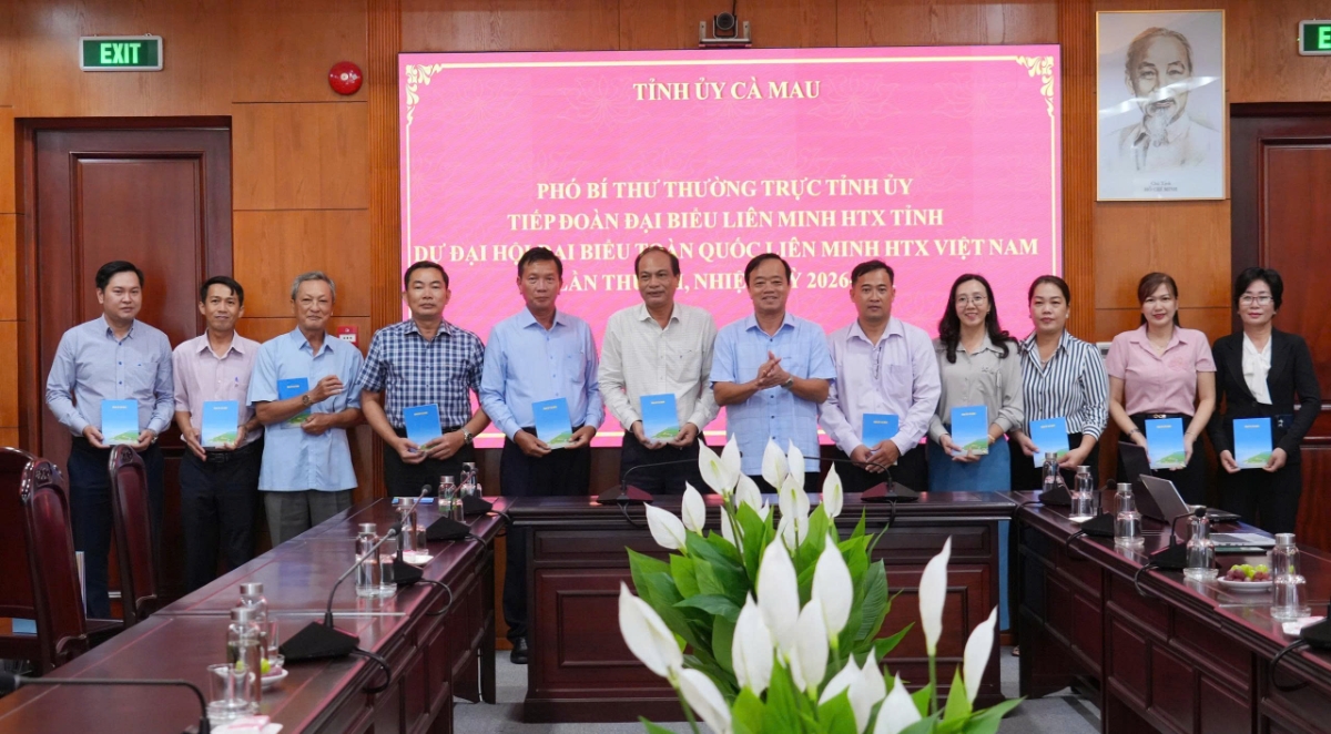Phó Bí thư Thường trực Tỉnh ủy Huỳnh Quốc Việt tặng quà, động viên đoàn đại biểu trước khi lên đường tham dự Đại hội.