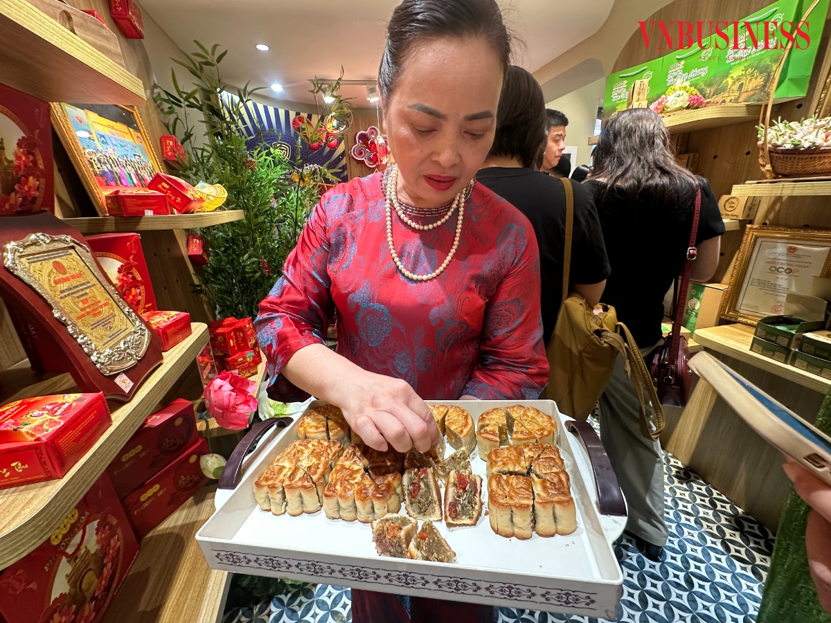 Nghệ nhân Tú Anh giới thiệu bánh trung thu truyền thống với người tiêu dùng.