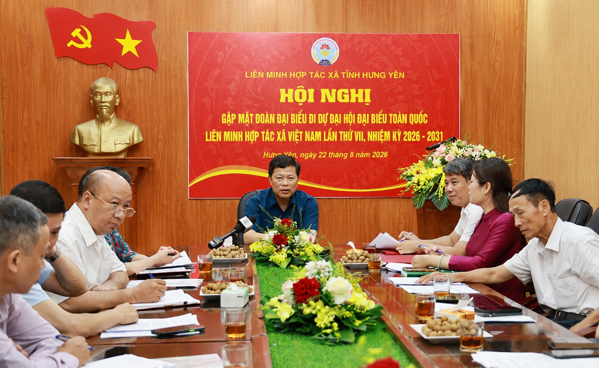 Đồng chí Trần Quốc Toản, Phó Bí thư Thường trực Tỉnh ủy, Chủ tịch Ủy ban MTTQ Việt Nam tỉnh dự và động viên đoàn trước khi lên đường.