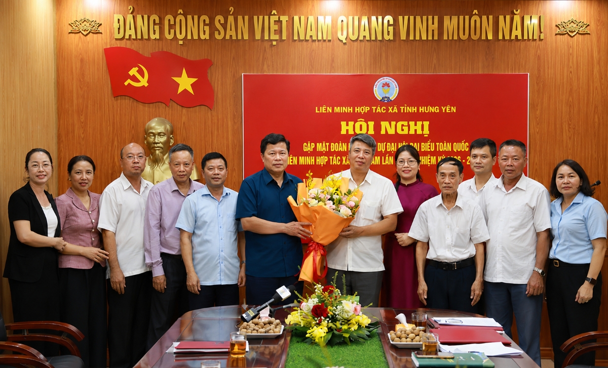 Đồng chí Trần Quốc Toản, Phó Bí thư Thường trực Tỉnh ủy, Chủ tịch Ủy ban MTTQ Việt Nam tỉnh tặng hoa chúc mừng đoàn đại biểu đi dự Đại hội.