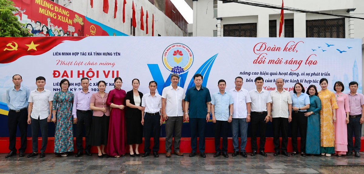 Đồng chí Trần Quốc Toản, Phó Bí thư Thường trực Tỉnh ủy, Chủ tịch Ủy ban MTTQ Việt Nam tỉnh chụp ảnh lưu niệm cùng đoàn đại biểu đi dự Đại hội.