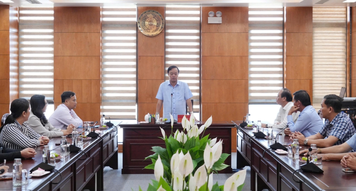 Phó Bí thư Thường trực Tỉnh ủy Huỳnh Quốc Việt phát biểu tại buổi gặp gỡ.