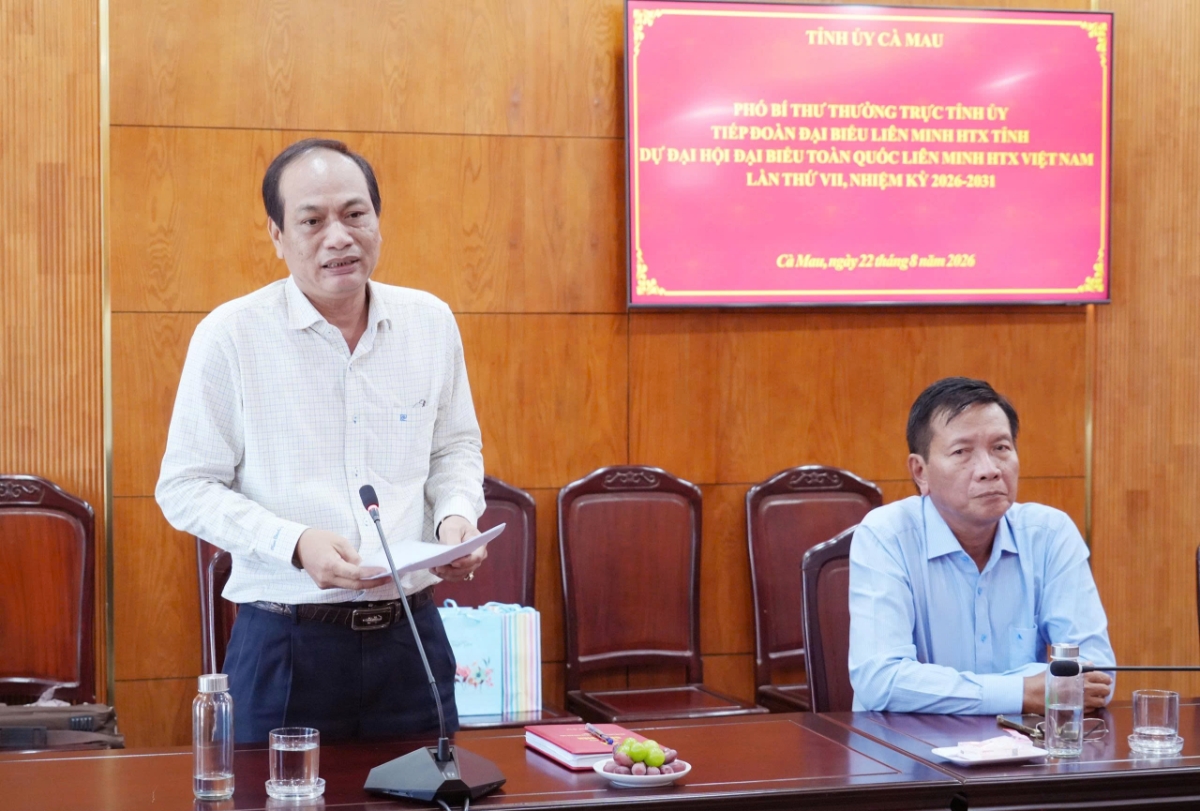 Chủ tịch Liên minh HTX tỉnh Cà Mau Nguyễn Văn Vũ báo cáo với Phó Bí thư Thường trực Tỉnh ủy Huỳnh Quốc Việt về công tác chuẩn bị tham dự Đại hội.