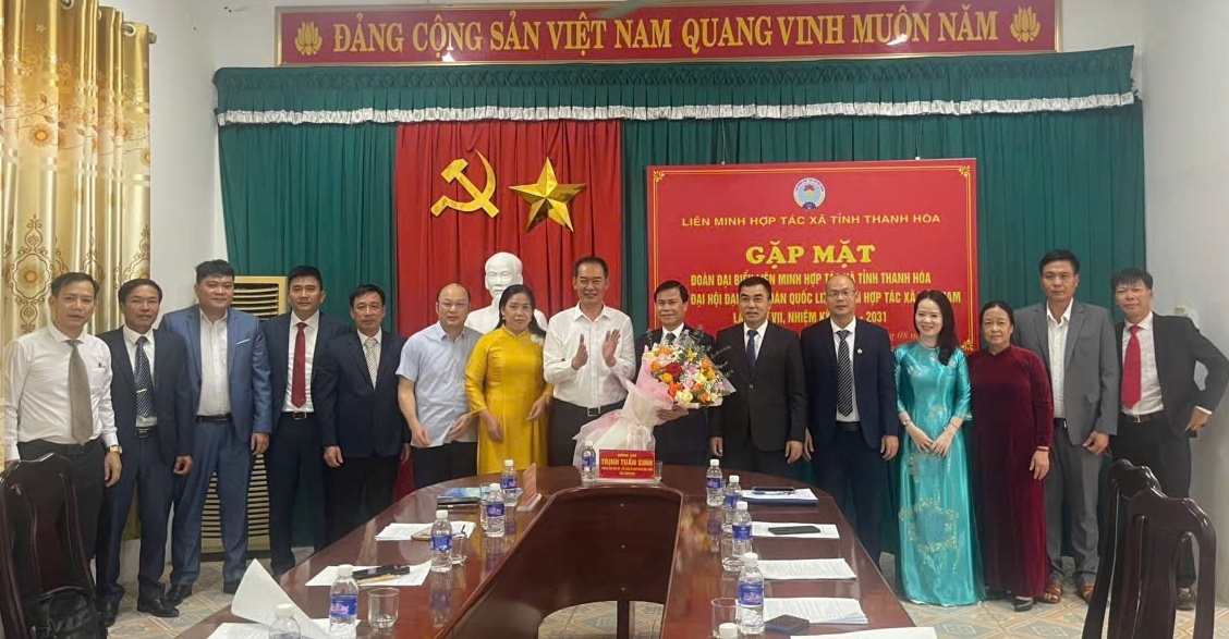 Phó Bí thư Tỉnh ủy Trịnh Tuấn Sinh cùng các đồng chí lãnh đạo tỉnh tặng hoa chúc mừng đoàn đại biểu.