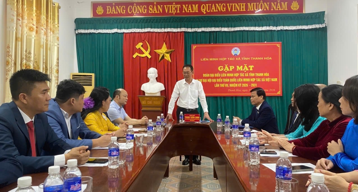 Phó Bí thư Tỉnh ủy Trịnh Tuấn Sinh cùng các đồng chí lãnh đạo gặp mặt đoàn đại biểu.