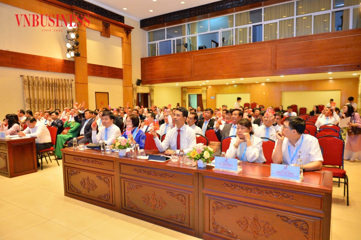 Các đại biểu biểu quyết tại Hội nghị.