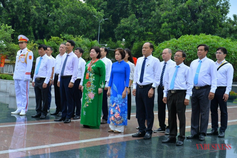 Trong không khí trang nghiêm, Đoàn đã dành một phút mặc niệm tưởng nhớ các Anh hùng Liệt sỹ.