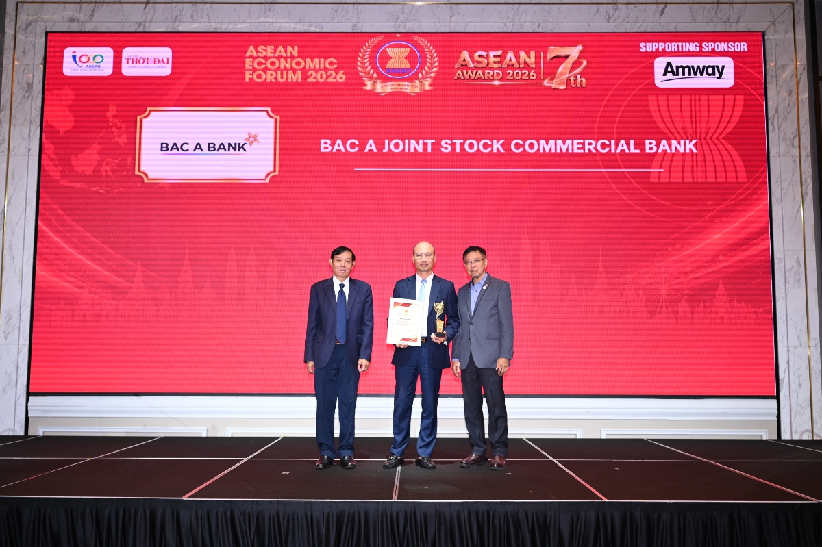 Đại diện BAC A BANK nhận giải thưởng Top 10 Doanh nghiệp tiêu biểu ASEAN 2026 từ Ban Tổ chức ASEAN Award 2026.
