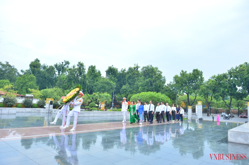 Đoàn Uỷ viên Ban Thường vụ Liên minh HTX Việt Nam khoá VI dâng hương tưởng nhớ các Anh hùng Liệt sỹ tại Đài tưởng niệm các Anh hùng Liệt sỹ (đường Bắc Sơn, Hà Nội)