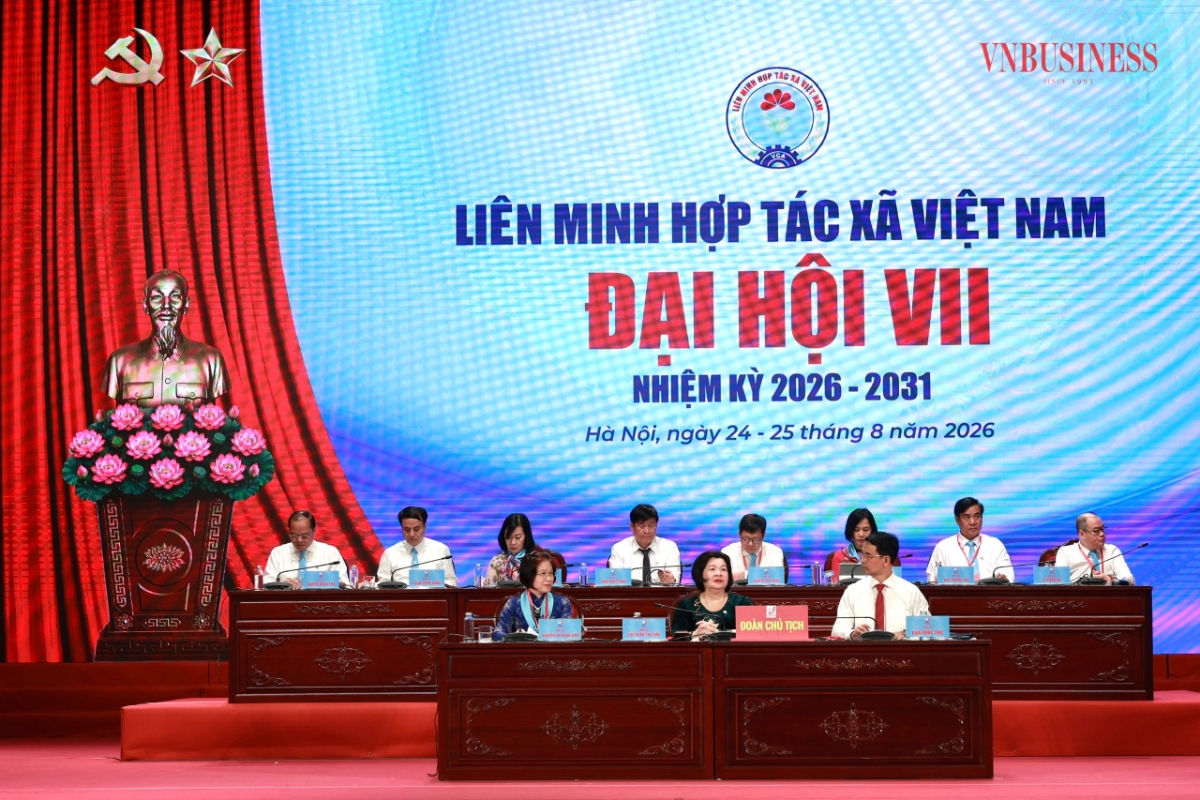 Đoàn Chủ tịch, Đoàn Thư ký , Ban Thẩm tra tư cách đại biểu lên làm việc.