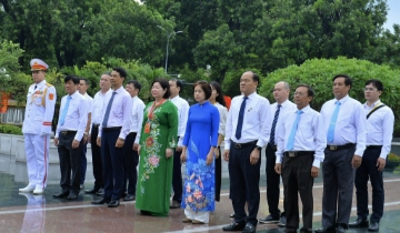 Dâng hương tưởng nhớ các Anh hùng Liệt sỹ trước thềm Đại hội VII Liên minh HTX Việt Nam