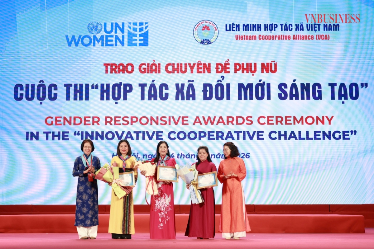 Phó Chủ tịch Liên minh HTX Việt Nam Nguyễn Thị Hoài Linh và bà Trần Thị Thúy Anh, Giám đốc Chương trình UN Women Việt Nam trao Giải Chuyên đề về phụ nữ do UN Women hỗ trợ cho 03 HTX có phụ nữ tham gia lãnh đạo, quản lý và tạo việc làm cho lao động nữ.