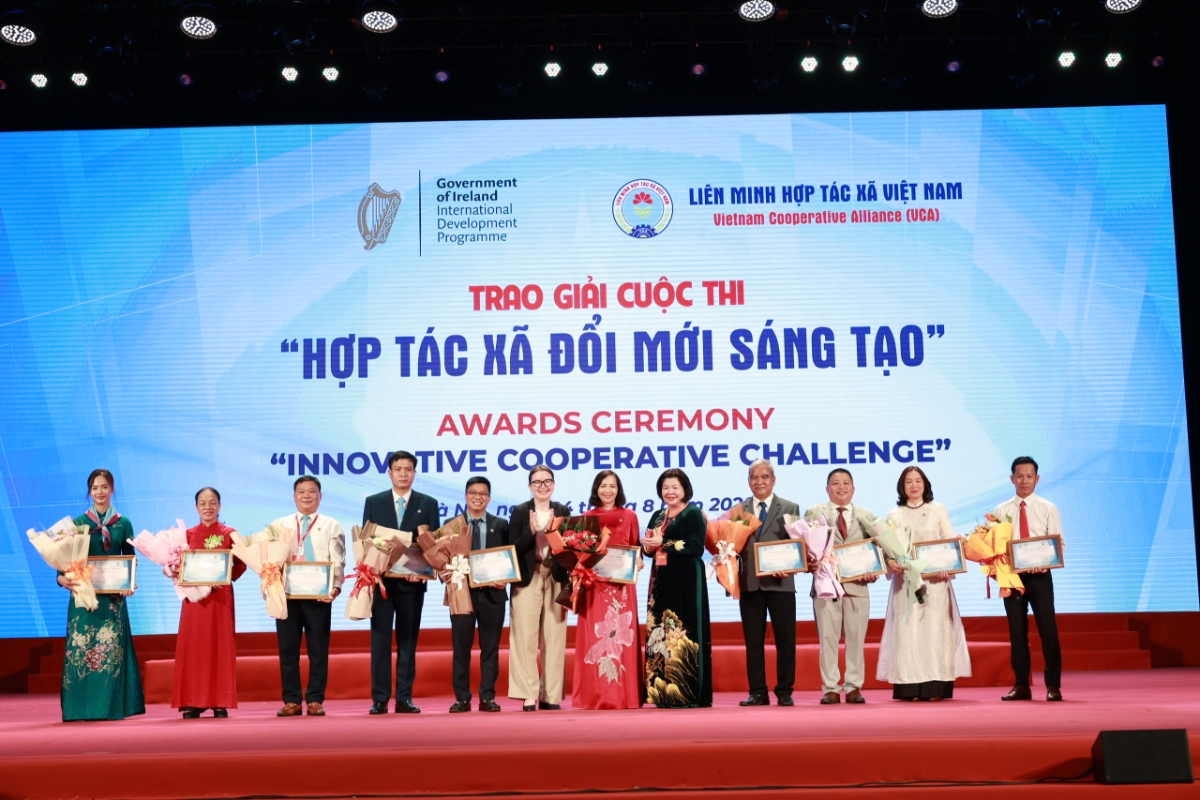 Chủ tịch Liên minh HTX Việt Nam Cao Xuân Thu Vân và bà Deirdre Ní Fhallúin, Đại sứ Ireland tại Việt Nam đã trao chứng nhận và hoa cho đại diện 10 HTX.