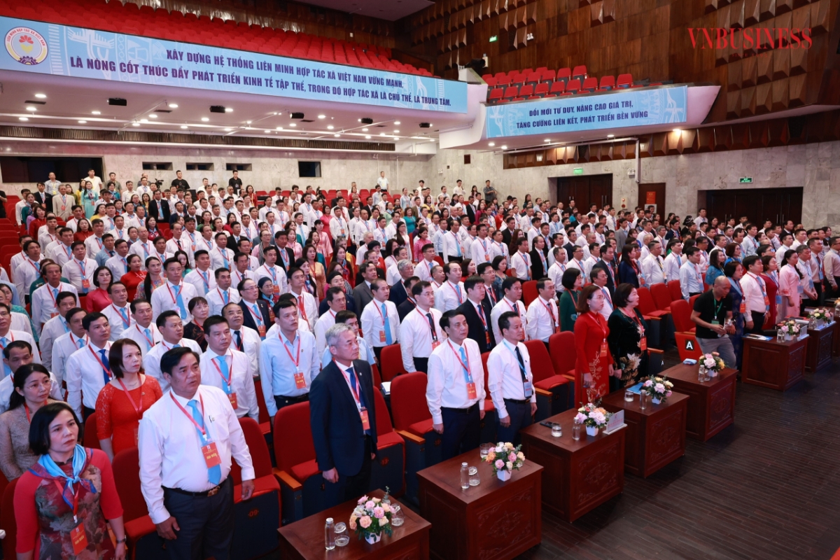 Các đại biểu làm lễ Chào cờ tại Đại hội đại biểu toàn quốc Liên minh HTX Việt Nam khóa VII, nhiệm kỳ 2026-2031.