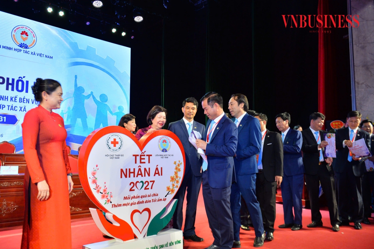 Đại diện các đoàn đại biểu Đại hội trao tặng phần quà hưởng ứng chương trình “Tết Nhân ái 2027”.