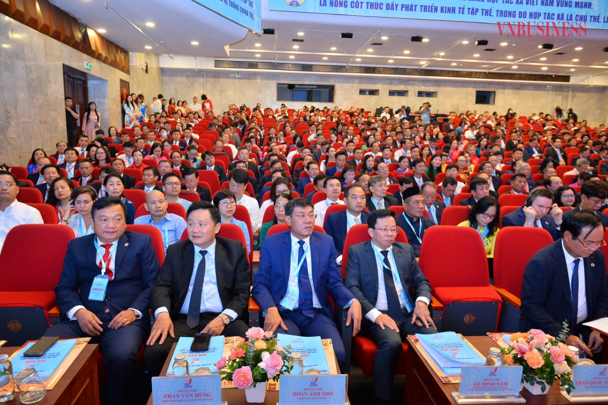 Đại hội VII đề ra phương châm hành động là Đổi mới tư duy - Nâng cao giá trị - Tăng cường liên kết - Phát triển bền vững.
