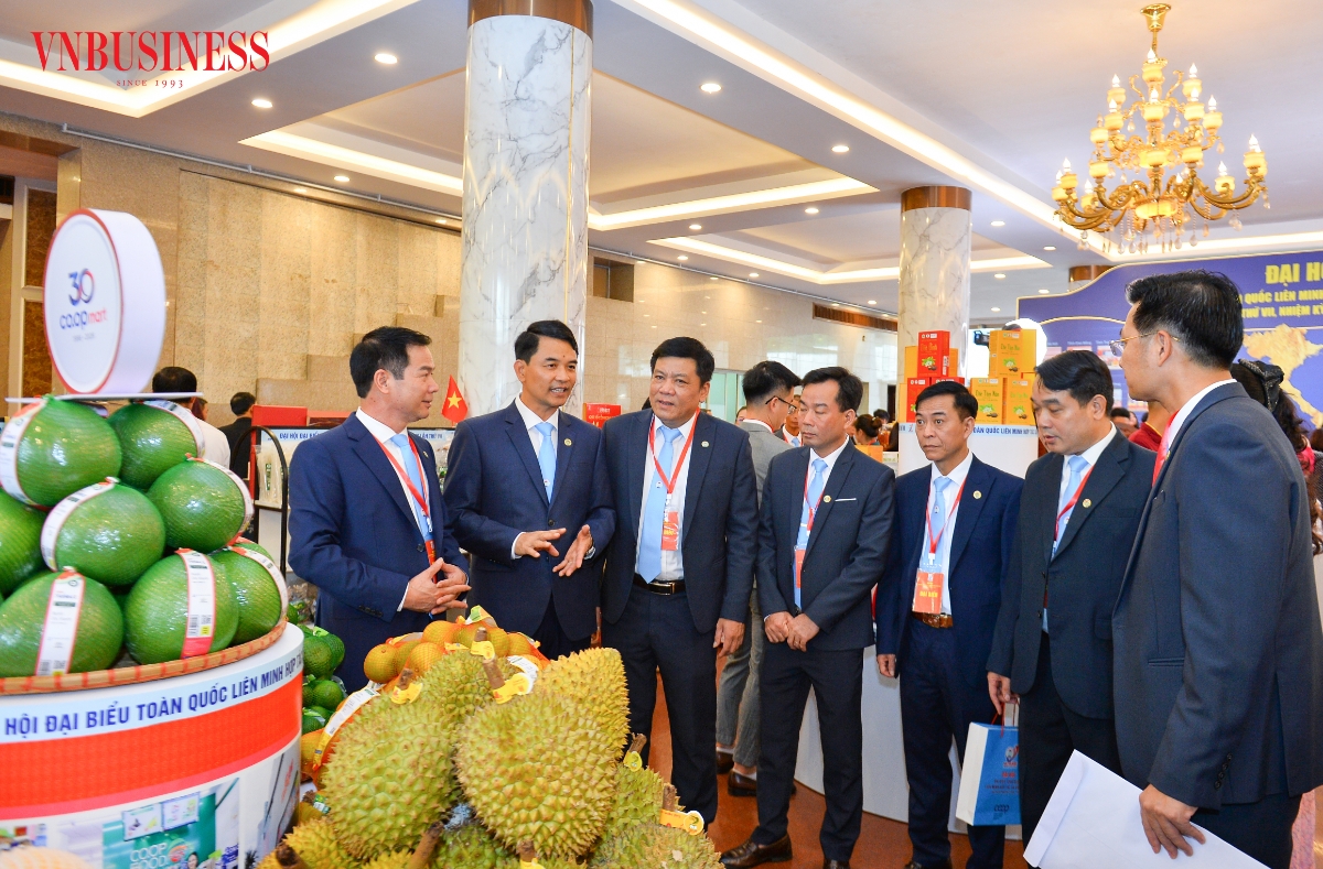 Phó Chủ tịch Liên minh HTX Việt Nam Đinh Hồng Thái cùng các đại biểu tham quan, tìm hiểu sản phẩm trái cây đặc trưng và các sản phẩm OCOP được giới thiệu tại khu trưng bày của Đại hội VII.