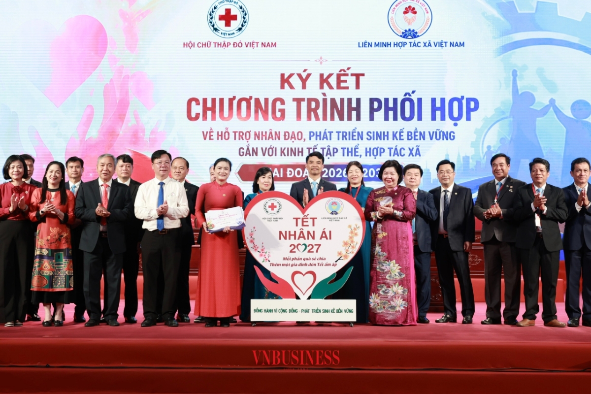 Đại hội trao tặng phần quà hưởng ứng chương trình “Tết Nhân ái 2027”.