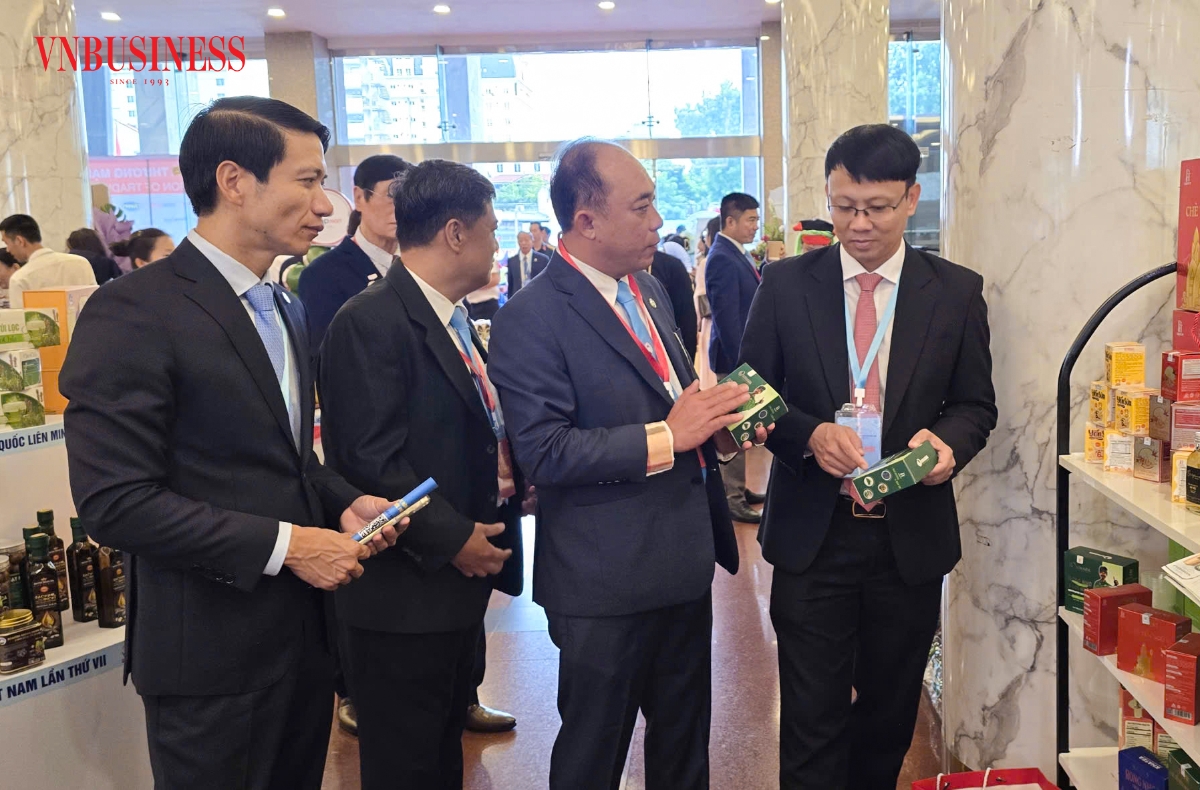 Phó Chủ tịch UBND tỉnh Khánh Hòa Nguyễn Thanh Hà (ngoài cùng bên phải) tham quan không gian trưng bày sản phẩm OCOP và sản phẩm tiêu biểu của các HTX trên toàn quốc bên lề Đại hội VII.