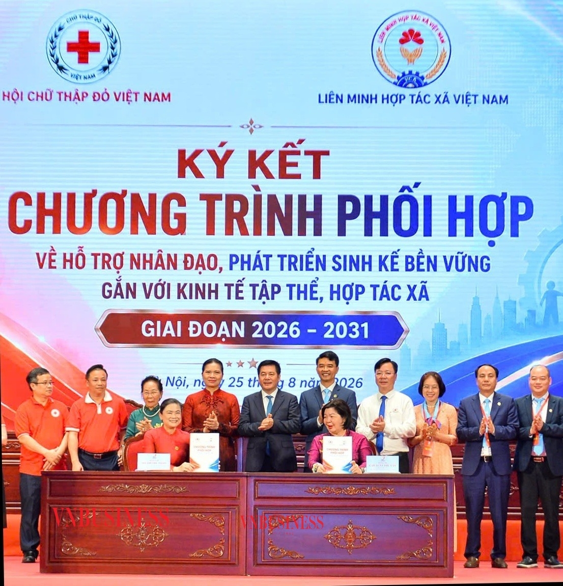 Đồng chí Nguyễn Hồng Diên, Ủy viên Trung ương Đảng, Phó Chủ tịch Quốc hội; GS.TS Nguyễn Thị Doan, nguyên Ủy viên Trung ương Đảng, nguyên Phó Chủ tịch nước, Chủ tịch Hội Khuyến học Việt Nam; đồng chí Hà Thị Nga, Ủy viên Trung ương Đảng, Phó Chủ tịch - Tổng Thư ký Ủy ban Trung ương MTTQ Việt Nam chứng kiến Lễ ký kết.