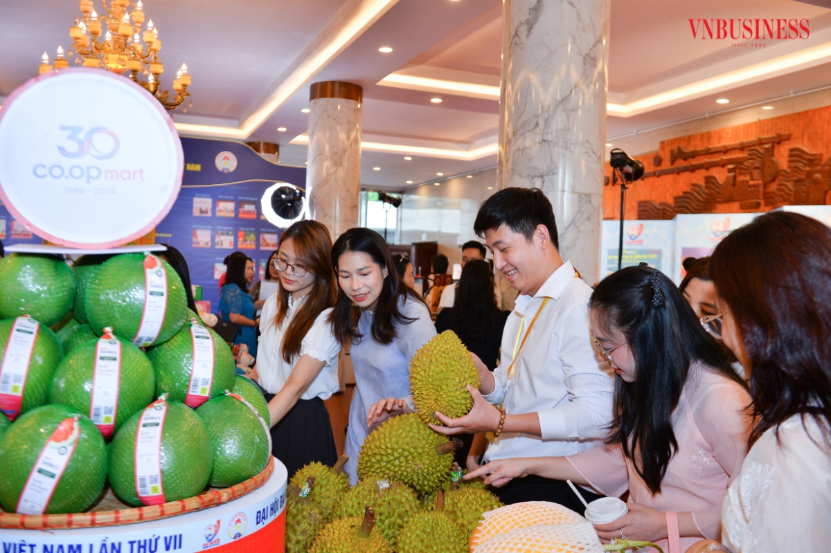 Trong không khí sôi nổi tại khu trưng bày sản phẩm, các đại biểu đã tìm hiểu, trải nghiệm những sản phẩm nông nghiệp đặc trưng, trong đó có các loại trái cây được giới thiệu tại Đại hội.