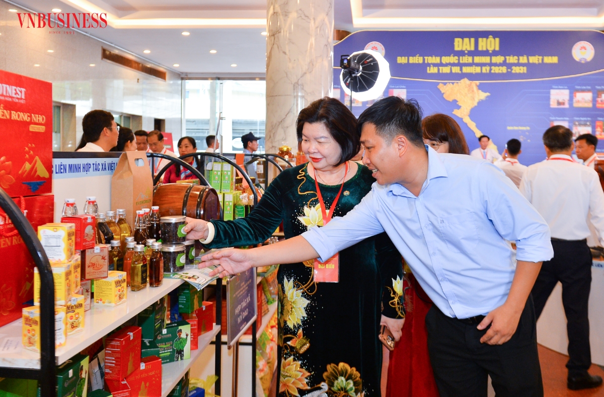 Chủ tịch Liên minh HTX Việt Nam Cao Xuân Thu Vân tham quan gian trừng bày sản phẩm, trực tiếp tìm hiểu và trải nghiệm sản phẩm đặc trưng do các HTXsản xuất, chế biến và đưa ra thị trường.