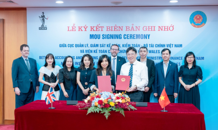 Cục trưởng Cục Quản lý, Giám sát kế toán, kiểm toán Đặng Quyết Tiến và Giám đốc các Thị trường Quốc tế của ICAEW Azlina Bulmer ký kết và trao thỏa thuận hợp tác.