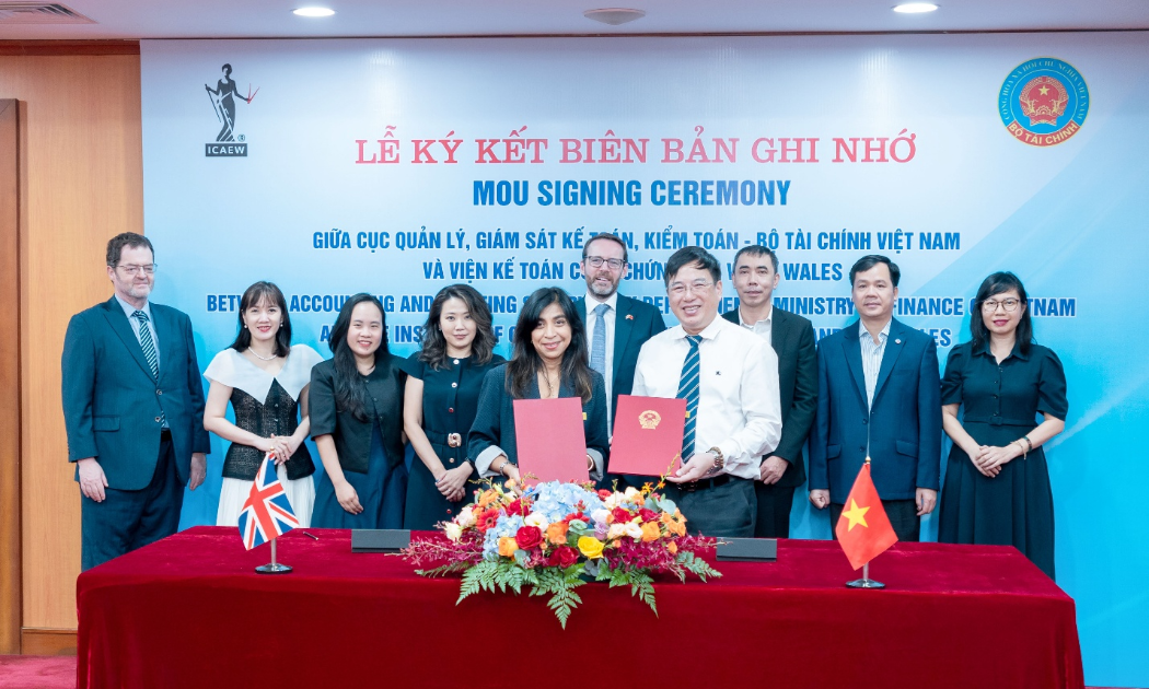 Cục trưởng Cục Quản lý, Giám sát kế toán, kiểm toán Đặng Quyết Tiến và Giám đốc các Thị trường Quốc tế của ICAEW Azlina Bulmer ký kết và trao thỏa thuận hợp tác.