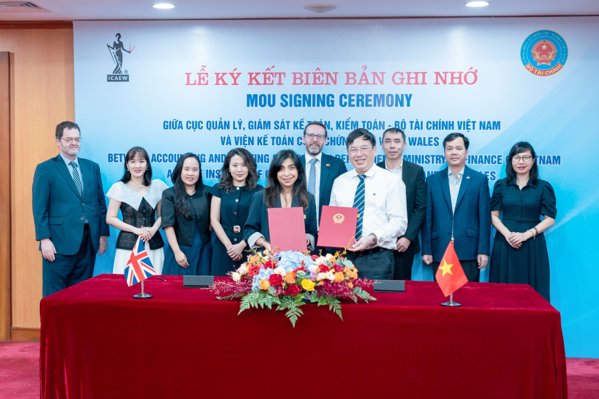 Cục trưởng Cục Quản lý, Giám sát kế toán, kiểm toán Đặng Quyết Tiến và Giám đốc các Thị trường Quốc tế của ICAEW Azlina Bulmer ký kết và trao thỏa thuận hợp tác.