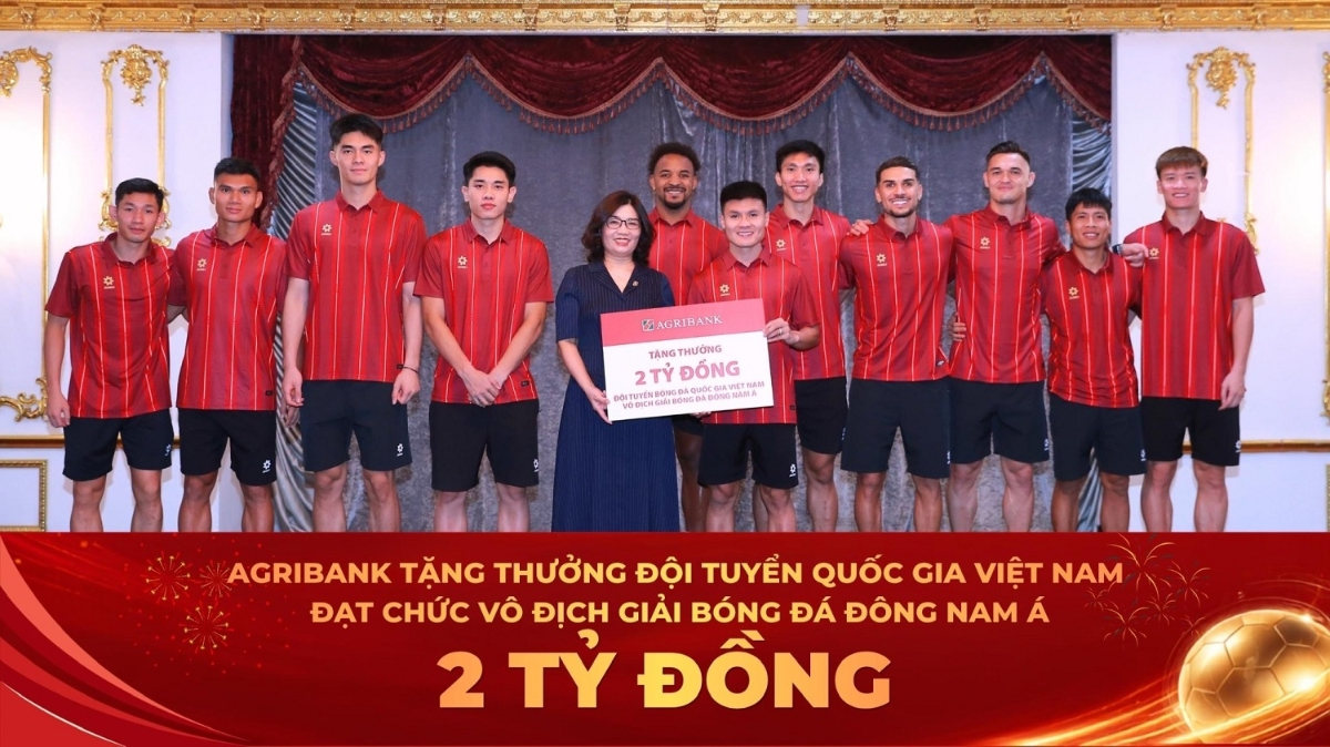 Đại diện Agribank, bà Từ Thị Kim Thanh - Thành viên HĐTV trao thưởng 2 tỷ đồng chúc mừng thành tích xuất sắc của Đội tuyển Quốc gia Việt Nam.