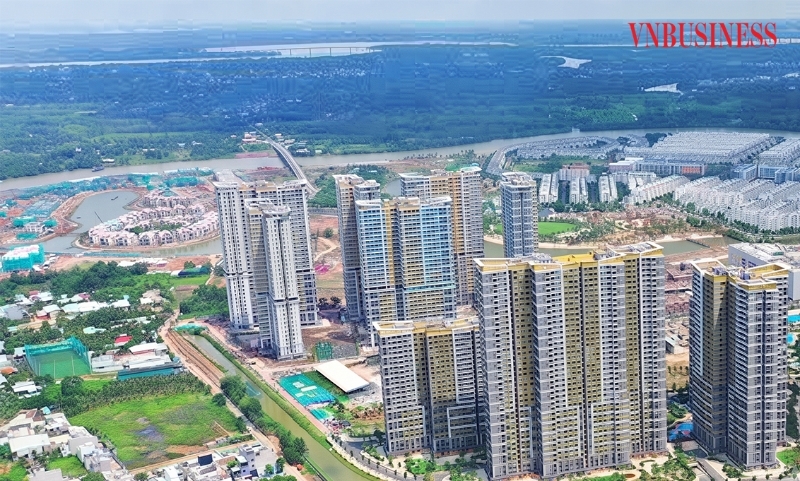 Thị trường bất động sản xuất hiện nhiều hơn những gam màu sáng, nhưng những áp lực vẫn hiện hữu.