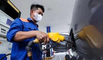 Giá xăng giảm, E10RON95-III còn 22.602 đồng/lít