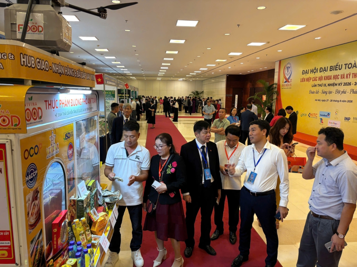 Ông Vũ Trọng Quế, Giám đốc Sở Khoa học và Công nghệ tỉnh Ninh Bình tìm hiểu mô hình tại khu trưng bày.