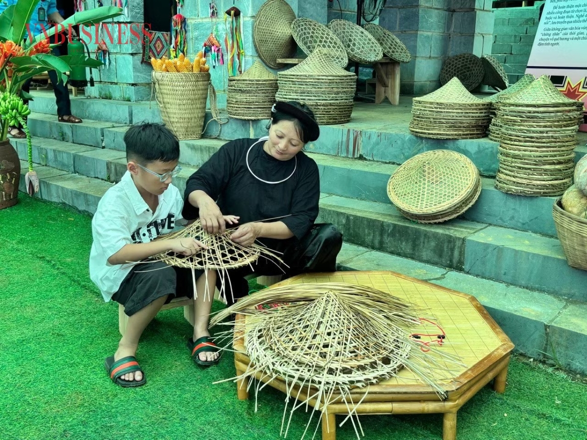 Nghề đan nón lá Nùng.