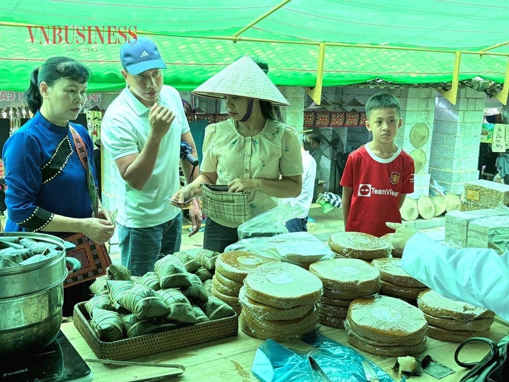 Đồng bào các dân tộc và khách du lịch đi chơi chợ, mua sắm tại chợ phiên.
