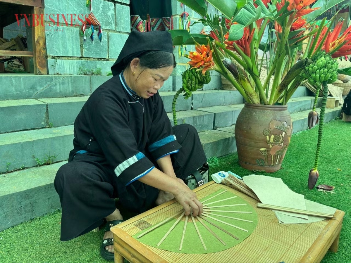 Đồng bào các dân tộc trình diễn nghề thủ công truyền thống tại chợ phiên.