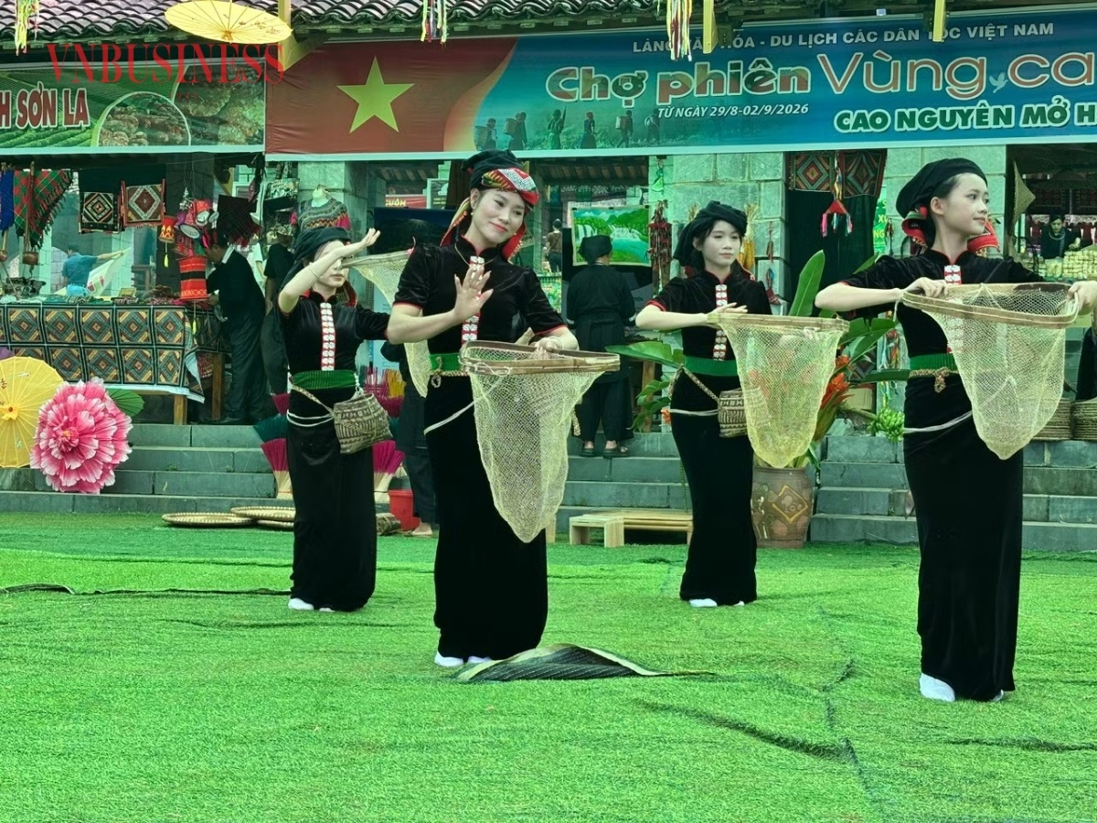 Chương trình dân ca dân vũ do đồng bào các dân tộc biểu diễn tại chợ phiên.