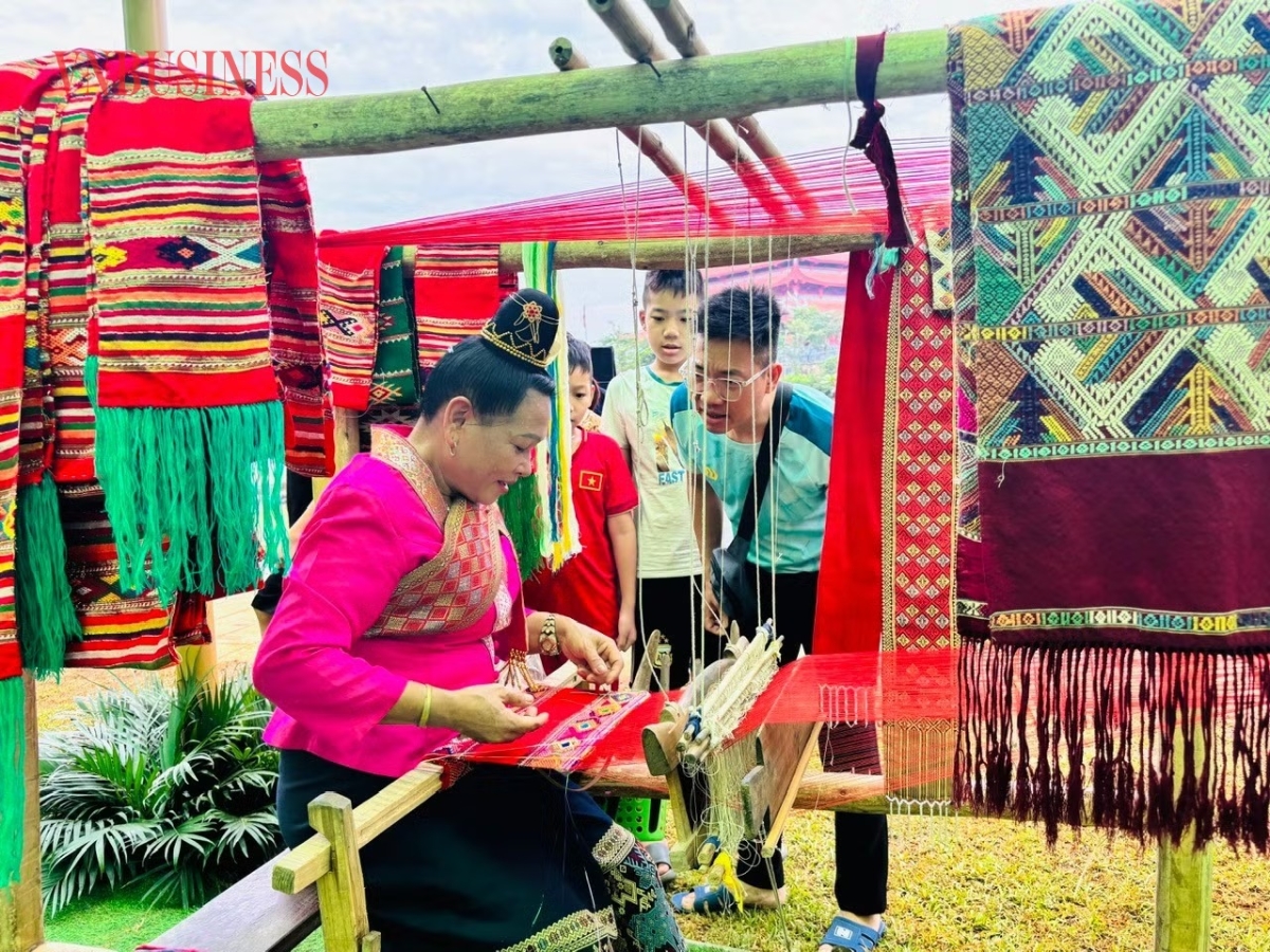 Không gian mua sắm và trải nghiệm làng nghề đậm sắc màu các dân tộc vùng cao phía bắc.