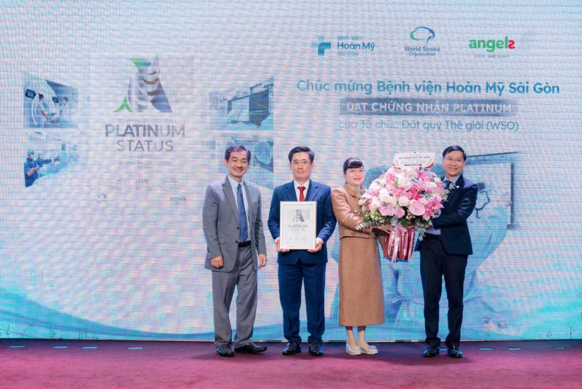 PGS.TS.BS. Nguyễn Huy Thắng, Chủ tịch Hội Đột quỵ TP.HCM, Trưởng Khoa Bệnh lý Mạch máu não, BV Nhân dân 115, trao tặng chứng nhận Bạch kim cho Ban Giám đốc Bệnh viện và Trưởng Khoa Nội Thần kinh.