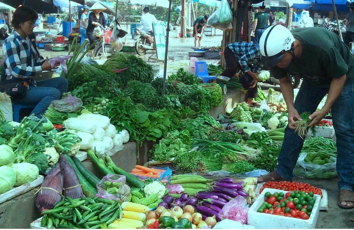 Người dân mua rau củ ở chợ.