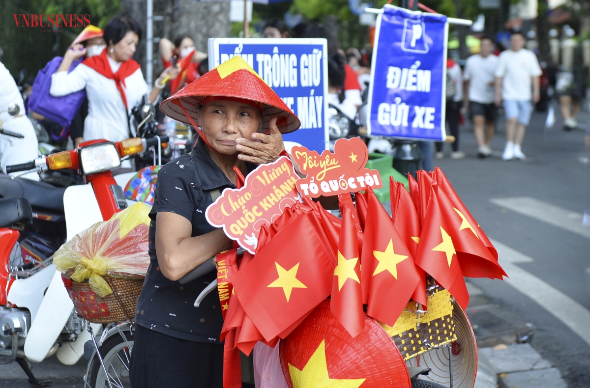 Đây cũng là địa điểm check-in quen thuộc đối với du khách trong và ngoài nước mỗi khi ghé thăm Hà Nội. Những ngày này, đã có hàng nghìn lượt khách đổ về check-in.
