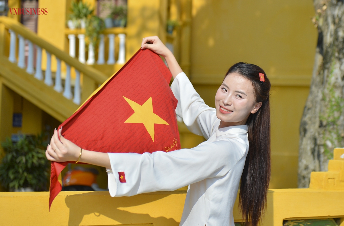 Nhiều bạn trẻ từ ngoại thành Hà Nội cũng lặn lội đường xa tới và mang theo cờ Tổ quốc, cùng mặc trang phục cờ đỏ sao vàng để check-in ở khu vực đường Độc lập - Quảng trường Ba Đình.