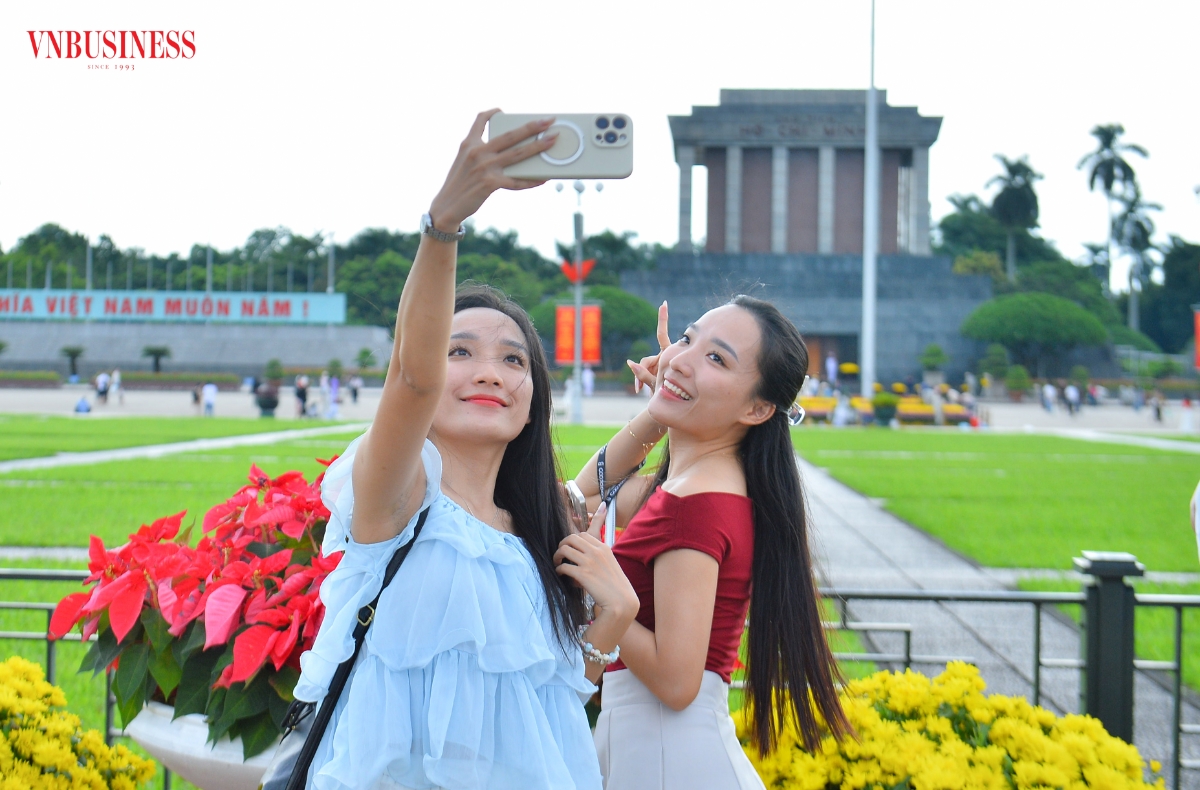 Chị Hồng Nhung (bên trái) cùng nhóm bạn từ Ninh Bình, di chuyển gần 100km lên Hà Nội để cùng nhau tham quan, chụp ảnh trước Quảng trường Ba Đình. "Đây là dịp vô cùng ý nghĩa, chúng tôi muốn có những khoảnh khắc, hình ảnh thật ý nghĩa với nhau, để lưu giữ làm kỷ niệm về sau này. Chị Nhung chia sẻ.