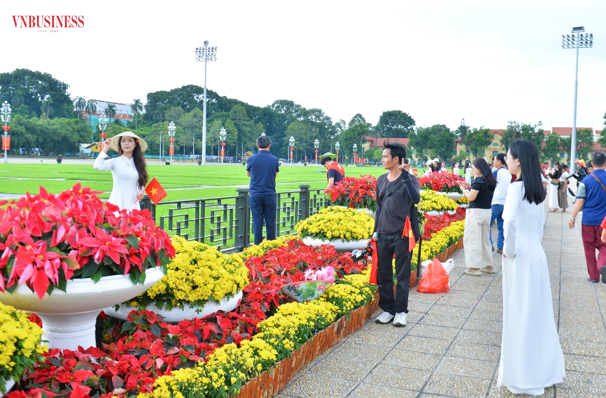 Vừa hướng dẫn "nàng thơ" tạo dáng, vừa nhanh tay bắt khoảnh khắc đẹp, anh Lê Đông, một tay máy tự do cho biết, chụp ảnh dịch vụ kiểu này không mấy vất vả, chụp xong trả file ngay, không cần mất công hậu kỳ, mức thu nhập vì thế cũng tăng gấp nhiều lần so với ngày thường.